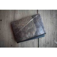 BY COPALA Nachhaltige 15–16 Zoll Laptoptasche aus Teak-Blattleder | Gefütterte vegane Laptop Hülle / Laptop Sleeve, handgemacht & wasserabweisend – Unikat Schutzhülle für MacBook Pro/Air, Lenovo & HP in grau - metallic / dunkelbraun