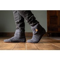 Warme Hüttenschuhe aus weichem Wollgarn – Damen & Herren, gehäkelt & handgefertigt | Kingdom of Wow