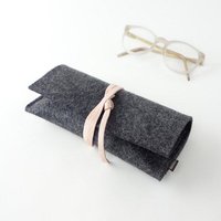 matilda k. manufaktur Brillenetui aus Wollfilz anthrazit mit Lederband 'auguste'