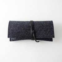 matilda k. manufaktur Brillenetui aus Wollfilz anthrazit mit Lederband 'auguste'