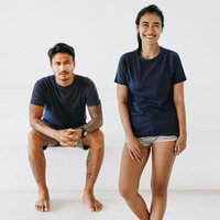 The Driftwood Tales Basic Unisex T-Shirt (Bio-Baumwolle) in Pink/Weiß/Schwarz/Marineblau