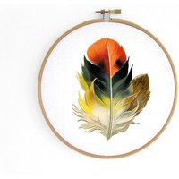 renna deluxe Feder in Orange im Stickrahmen
