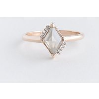Eppi Ring mit Lozenge Salt and Pepper Diamanten und Diamanten Talley