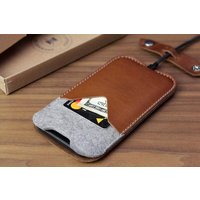 Pack & Smooch iPhone Pro 17 / 17 Pro / 17 Pro Max / 16 / 15 / 14 / 13 / Mini / Pro / Plus / Max Leder Hülle KIRKBY mit Merino Wollfilz Futter (Mulesing-frei)