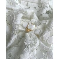 noemvri fashion label asymmetrischer Siegelring gold mit Perlmutteinlage