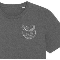 vis wear Wal zwischen Ozean und Wellen - Unisex T-Shirt - Recycled Bio Baumwolle