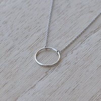 Eppi Goldene Halskette in minimalistischer Form Karma