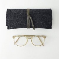 matilda k. manufaktur Brillenetui aus Wollfilz anthrazit mit Lederband 'auguste'