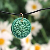 Schönes aus Indochina Schmuck aus Keramik, Anhänger Blume und Fächer am Kautschukcollier