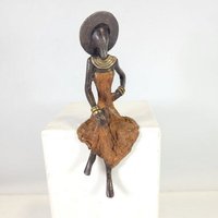 Moogoo Creative Africa Bronze-Skulptur "Femme assise avec chapeau" by Soré
