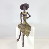 Moogoo Creative Africa Bronze-Skulptur "Femme assise avec chapeau" by Soré