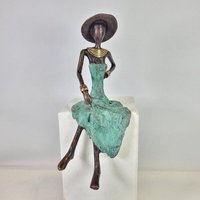 Moogoo Creative Africa Bronze-Skulptur "Femme assise avec chapeau" by Soré