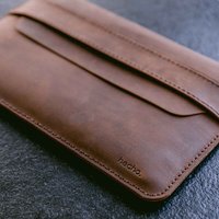 hecho. Leder Hülle für MacBook Air 13" & 15“ (M1-M3) | „Fernando“ | Handmade & Fair (Ledertasche)