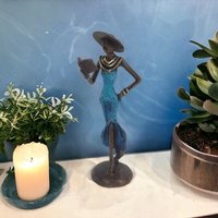 Moogoo Creative Africa Bronze-Skulptur "Femme avec livre et chapeau" by Soré | verschiedene Größen und Farben