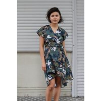 ManduTrap Wickelkleid „Feline“ aus Bio-Baumwolle mit Schwanenmuster