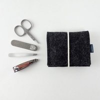 matilda k. manufaktur mini-maniküre-set 'jacob' (mit Nagelknipser) aus Wollfilz mit Rundgummi-Verschluß in vielen Farben