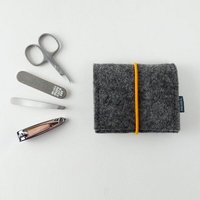 matilda k. manufaktur mini-maniküre-set 'jacob' (mit Nagelknipser) aus Wollfilz mit Rundgummi-Verschluß in vielen Farben