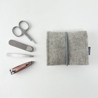 matilda k. manufaktur mini-maniküre-set 'jacob' (mit Nagelknipser) aus Wollfilz mit Rundgummi-Verschluß in vielen Farben