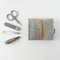 matilda k. manufaktur mini-maniküre-set 'jacob' (mit Nagelknipser) aus Wollfilz mit Rundgummi-Verschluß in vielen Farben