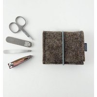 matilda k. manufaktur mini-maniküre-set 'jacob' (mit Nagelknipser) aus Wollfilz mit Rundgummi-Verschluß in vielen Farben