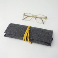 matilda k. manufaktur Brillenetui 'auguste' XL für breite Brillen aus Wollfilz dunkelgrau mit Lederband