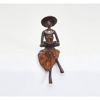 Moogoo Creative Africa Bronze-Skulptur "Lesende Frau mit Hut " by Soré