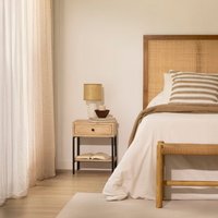 Birao mesita de noche de madera maciza de mango y metal25 % de descuento Birao mesita de noche de madera maciza de mango y metal25 % de descuento