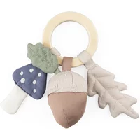 Sebra Sebra - Rassel aus Bio-Baumwolle, Blatt / Pilz / Eichel, beige