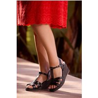 Yours Yours Damen Sandalen in Schokobraun aus Lackkunstleder mit Tsteg und Keilabsatz in Weiter E-Passform in Größe 39E | Synthetik