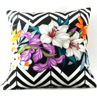 Casa Padrino Wohnzimmer Kissen Georgia Flowers Schwarz / WeiØ / Mehrfarbig Lilie 45 x 45 cm - Feinster Samtstoff - Luxus Deko Accessoires
