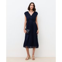 Robe midi fluide à col V et effet métallisé bleu marine — comment habiller une morphologie en O et quelles coupes flattent cette silhouette