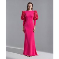 Sonia Peña - Vestido largo de silueta entallada con mangas abullonadas y espalda con abertura lágrima y falda de caída fluida.