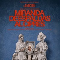Miranda de Espaldas al Ciprés