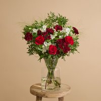 Weihnachtliche Blumen verschicken | Blumenstrauß mit Rosen, Nelken und Alstroemeria | Glockenspiel-Kaskade | Größe: Klassik