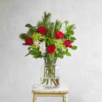 Christmas flower bouquet with red roses and green highlights | Send flowers online | Santa's Sleigh | size: classic image