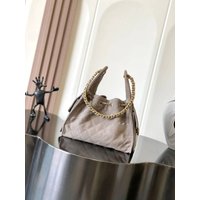 This Designer High-quality, Spacious Genuine Leather Shoulder Bag Features Classic Diageo Embroidery And Is Finished With Vintage Buttons And A Drawstring Chain.