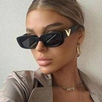 2023 New Small Frame Korean V-shaped Sungl for Women’s Fashion Hip Hop Box Gl, Internet Red Street Photo
