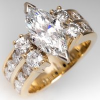 Cao Shi Pins the New Light Horse Eye Zircon Engagement Ring in the Evening, a Best Selling Bridal Jewelry for Women