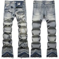 Vaqueros acampanados de tiro medio ajustados en azul lavado para hombre: moda urbana con detalle de bordado y comodidad elástica.