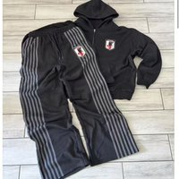 Conjunto de sudadera y pantalón informal a rayas para hombre: mezcla de algodón, insignia bordada, corte holgado, ropa urbana de moda para