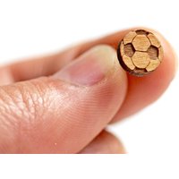 Football-Fußball in Ohrchips. Ohrringe, Aus Lackierten Und Lasergeschnittenen Hölzernen Ohrringen – Anpassbares Schmuckstück Football-Fußball in Ohrchips. Ohrringe, Aus Lackierten Und Lasergeschnittenen Hölzernen Ohrringen – Anpassbares Schmuckstück