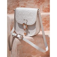Handpunzierte Weiße Crossbody Ledertasche, Boho Hippy