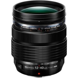 Obiettivo fotografico Olympus Om System M.Zuiko Digital ED 12‑40mm F2. Obiettivo fotografico Olympus Om System M.Zuiko Digital ED 12‑40mm F2.