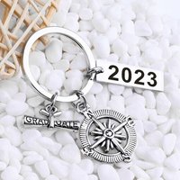 Porte-clés en acier inoxydable avec pendentif gravé de texte de diplôme de graduation de boussole Argent
