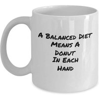 Une Alimentation Équilibrée Signifie Un Beignet Dans Chaque Main Tasses À Café Et Mugs Amusants