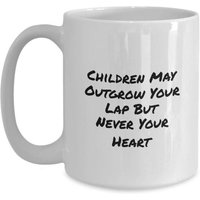 Les Enfants Peuvent Devenir Trop Grands Pour Vos Genoux Mais Jamais Pour Votre Coeur Tasses À Café Et Mugs Drôles