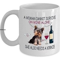Une Femme Ne Peut Pas Survivre Avec Du Vin Seul - Tasse À Café Drôle De Vin I Love My Yorkie Mom Dad Par Stikimor