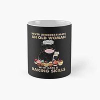 Ne Comprenez Jamais Une Tasse Classique De Compétences De Cuisson D'une Vieille Femme