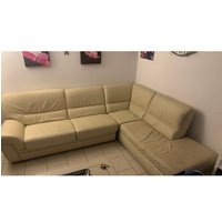 Vente d'un canapé en cuire beige. Dimension de 258 cm en longueur et 219 cm en largeur. Il y a des griffures sur le coussin de droite.