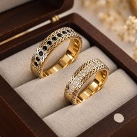 Par Alianças de Moedas Antigas Trabalhadas 4mm Mod. Rumi com pedras cristal e preta